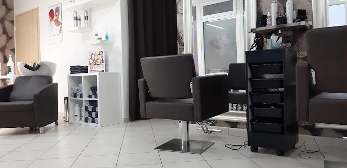 Světlý interiér salonu The Best Hair v Letňanech s kadeřnickými křesly