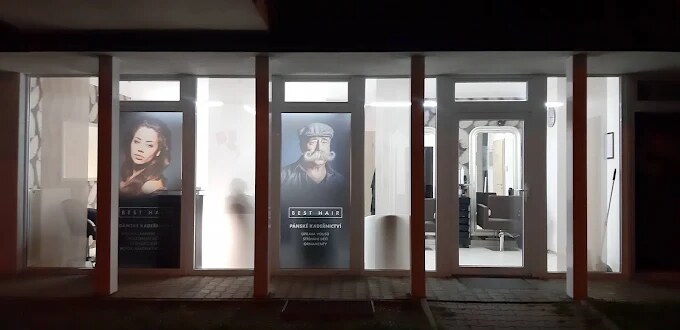 Výloha salonu The Best Hair v Letňanech